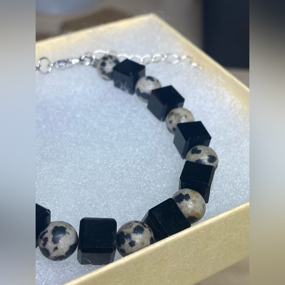 Handmade Dalmatian jasper and black square glass bracelet - Picture 3 of 4